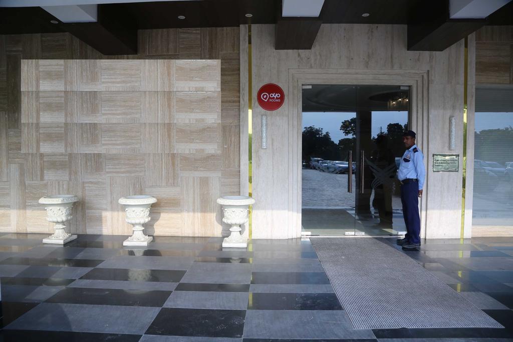 ホテル Oyo Premium Panchkula Sector 5 エクステリア 写真